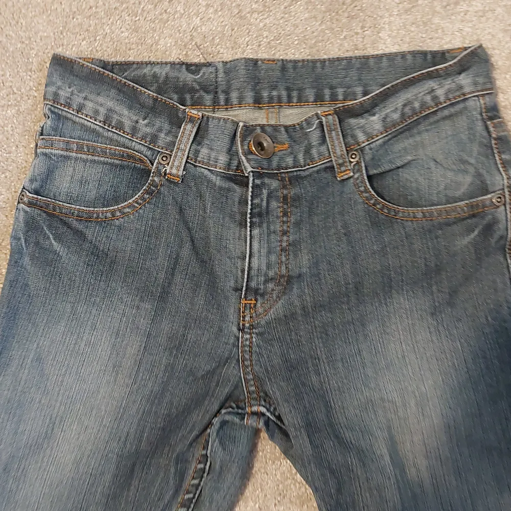 Jag säljer ett par lågmidjade jeans då de inte användes. Fina detaljer på fickorna. 💖 Pris kan diskuteras.. Jeans & Byxor.