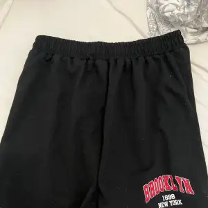 Ett par svarta shorts