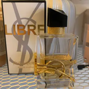 Säljer Libre parfym från Yves Saint Laurent 50 ml, ungefär 50% kvar se bild ovan. Kan mötas upp eller står köparen för frakten