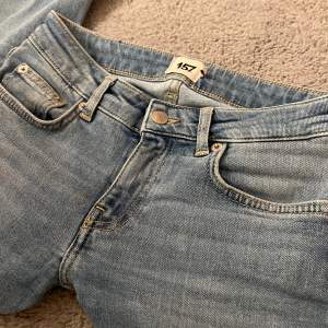 Säljer dessa jeans från lager då dom är för långa och inte kommer till användning. Väldigt fint skick, nypris 400kr Säljer för 250kr💕 Kom privat för fler bilder☺️