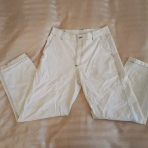 ZARA byxor - Säljer ett par byxor från Zara som min bror vela att ja skulle sälja. De är oanvänd för att han köpte de och tänkte inte efter. Skick: oanvänd. Storlek 40 (EUR)