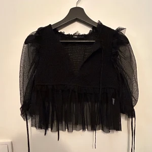 Zara blus - Säljer en blus från zara i storlek s då den inte används 🖤