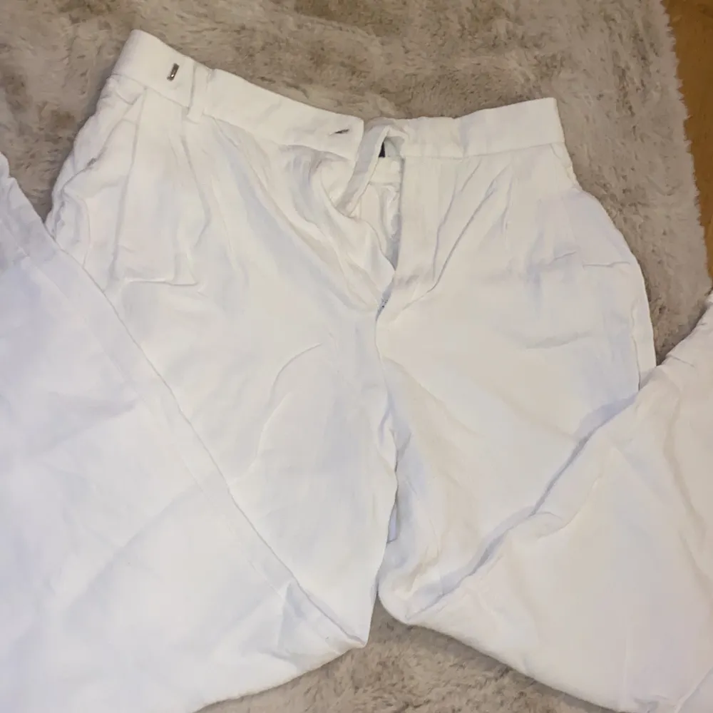 Säljer ett par fina vita linnebyxor ifrån Zara. Fint skick och säljer för dom är för korta för mig💗. Jeans & Byxor.