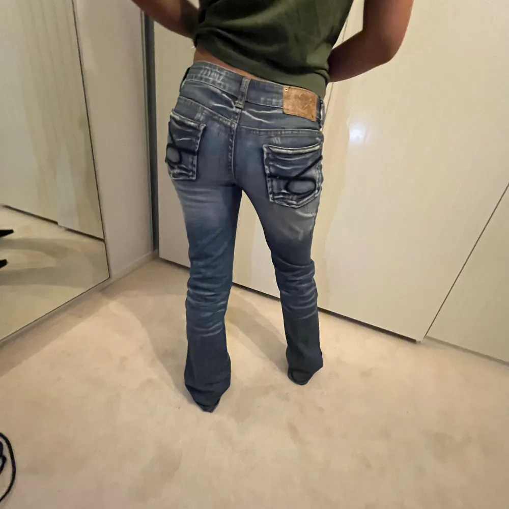 Coola lågmidjade jeans med snygga fickor och unik design💕. Jeans & Byxor.