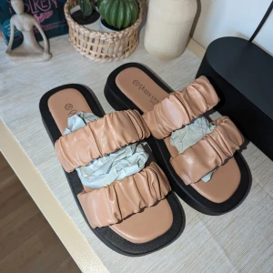 Helt nya skor - Helt nya sandaler! Fina och sköna. Mjuka. 