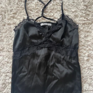 Linne/topp - Hej säljer denna superfina toppen ifrån NA-KD. Den är normal i storleken och endast använd ett fåtal gånger. 