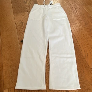 Mjukis byxor low waist  - Low waist mjukis från lager 157☺️ ett impuls köp som aldrig kom till användning. Ny med lappen på 
