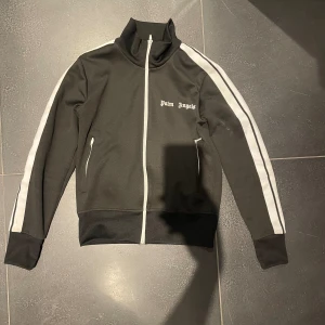 Palm angels Track suit top - Palm angels kofta. Tracksuit Väldigt bra skick Storlek S Har kvitto. Kan skcka bild Nypris 4700kr Mitt pris 1100 Ingen säljer äkta eller med kvitto under 2000 i bra skick.  Kanske går ner i pris lite för snabb affär. Skriv om ni undrar nått👍 