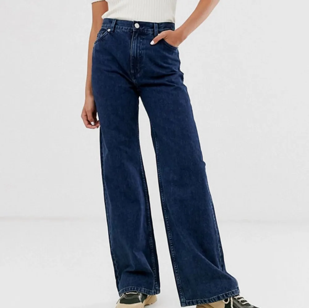 Monki Yoko Jeans! Högmidjade jeans med vida ben i en mörkblå färg! Bra skick och väldigt bekväma. Storlek W25. Jeans & Byxor.