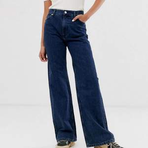 Monki Yoko Jeans! Högmidjade jeans med vida ben i en mörkblå färg! Bra skick och väldigt bekväma. Storlek W25