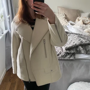 jacka - Snygg oversized bikerjacka i benvit färg. Perfekt nu till våren☺️