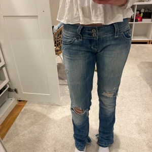 Lowwaist jeans - Lågmidjade jeans med slitningar💕 sömmen längst ner är uppsprettad och uppklipta.