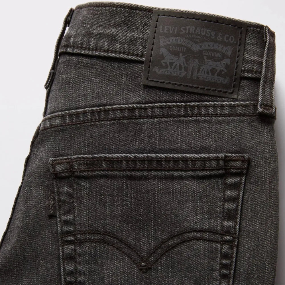 Levi’s 720 super skinny mile high jeans. Dessa högmidjade smala jeans har en superfin gråsvart färg och är väldigt stretchiga och bekväma! Nypris: 1100kr. Jeans & Byxor.