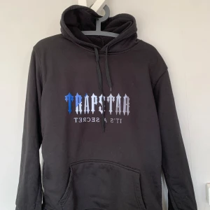 Trapstar luvtröja - Storlek: L Passar M också Tröjan är knappt använd