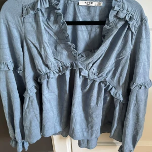 NA-ND blus  - En jättefin trendig blus från nakd dom är helt ny men tyvärr för stor. Hör av er vid frågor 💕