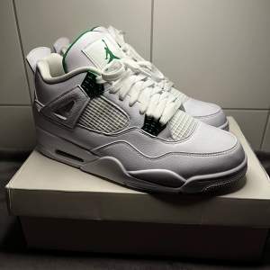 Säljer dessa snygga Jordan 4 metallic green i storlek 46 nu till sommaren. Priset kan diskuteras.