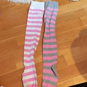 Söta knästrumpor  - Jätte fina knästrumpor i nyskick. Jag har tappat bort den ena gråa och den ena vita så man kan matcha dom. Det ser jätte gulligt ut när man har en grå och en vit. Grå använd en gång vita två gånger.