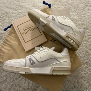 Louis Vuitton Trainers  - Säljer LV skor som endast använts två gånger, det finns kvitto på skorna som är köpta i köpenhamn för 9550 danska kr (14 908kr) och påsar till skorna. Har tyvär tappat bort boxen till skorna. 