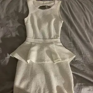 Fin vit klänning i storlek Xs/S. Säljer då den inte kommer till användning och har använt fåtal gånger.