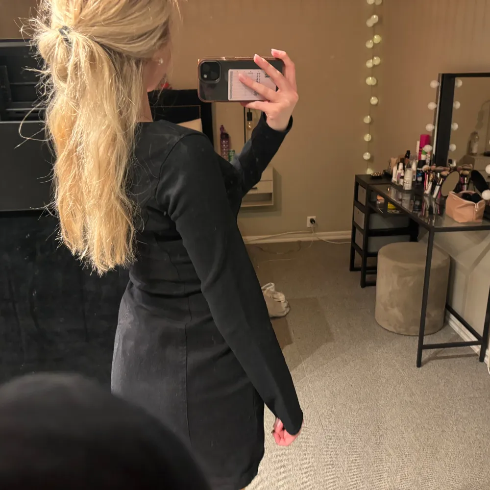 Säljer en helt oanvänd klänning från zara med prislappen kvar. Den är i jeans material. Skriv för fler frågor eller bilder. (köpare står för frakt)💗. Mekot.