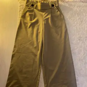 Ett par jätte sköna byxor från Only i storlek M/32, säljer då det inte är min stil längre.