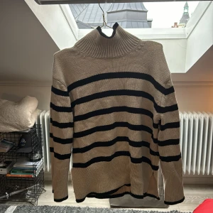 Snygg bomulls stickad - Snygg bomulls stickad tröja från Neo noir. I mycket bra skick!