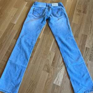 Perfekta vintage ljusa lågmidjade jeans! Storlek W27 mått: midja 37cm innerbenslängd cirka 78cm  (Jag är 160 men de är långa) jättebra skick!🩵