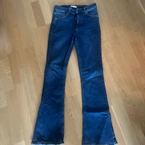 Gina Tricot Jeans! - Säljer dessa Gina Jeans pga inte kommit till användning, sitter fint och passar både S/M 💕 Skriv om ni har frågor eller är intresserade 💕