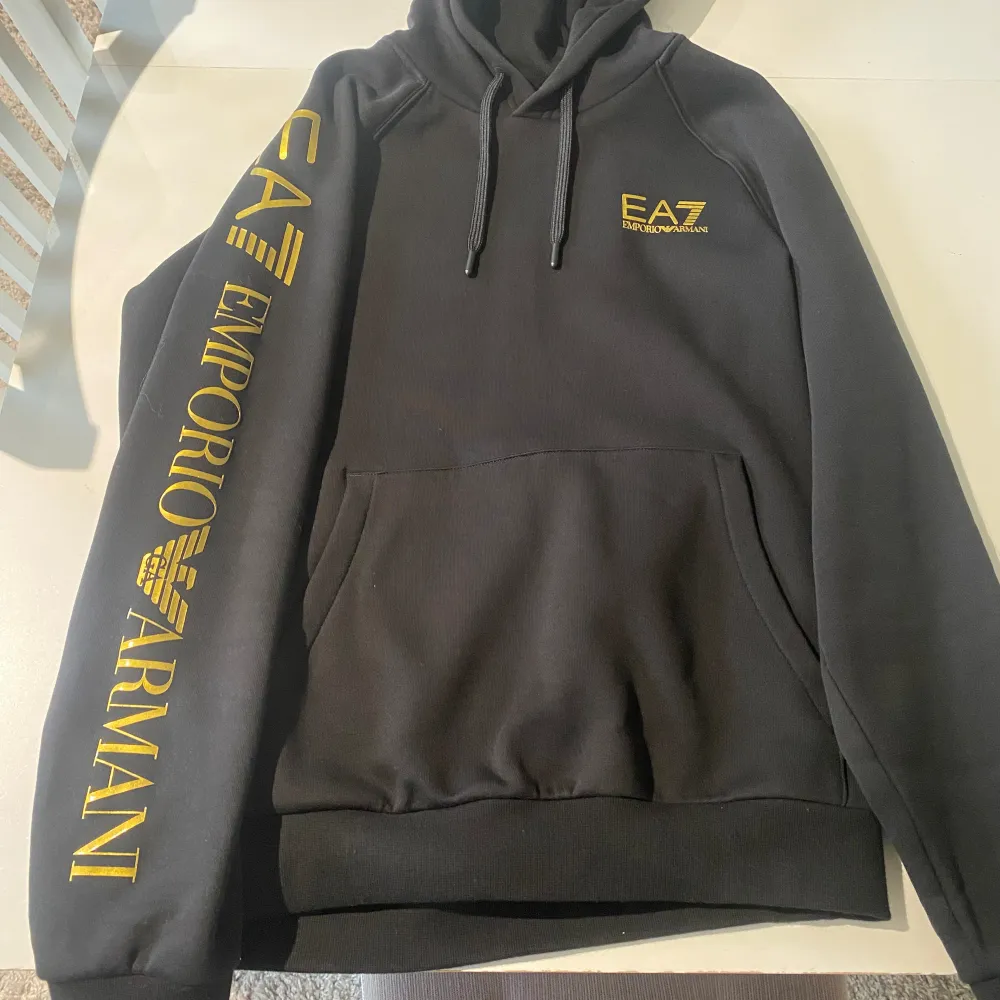 Jätte fin armani hoodie som är inprecip ny Max använd 1-2 gånger ny pris är 1500 mitt pris 600 skriv om ni har några funderingar eller liknande. Hoodies.