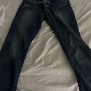 Superfina jeans från diesel som är lowwaist, lite mörkare blå färg, säljer då de är väldigt stora på mig, bra skick