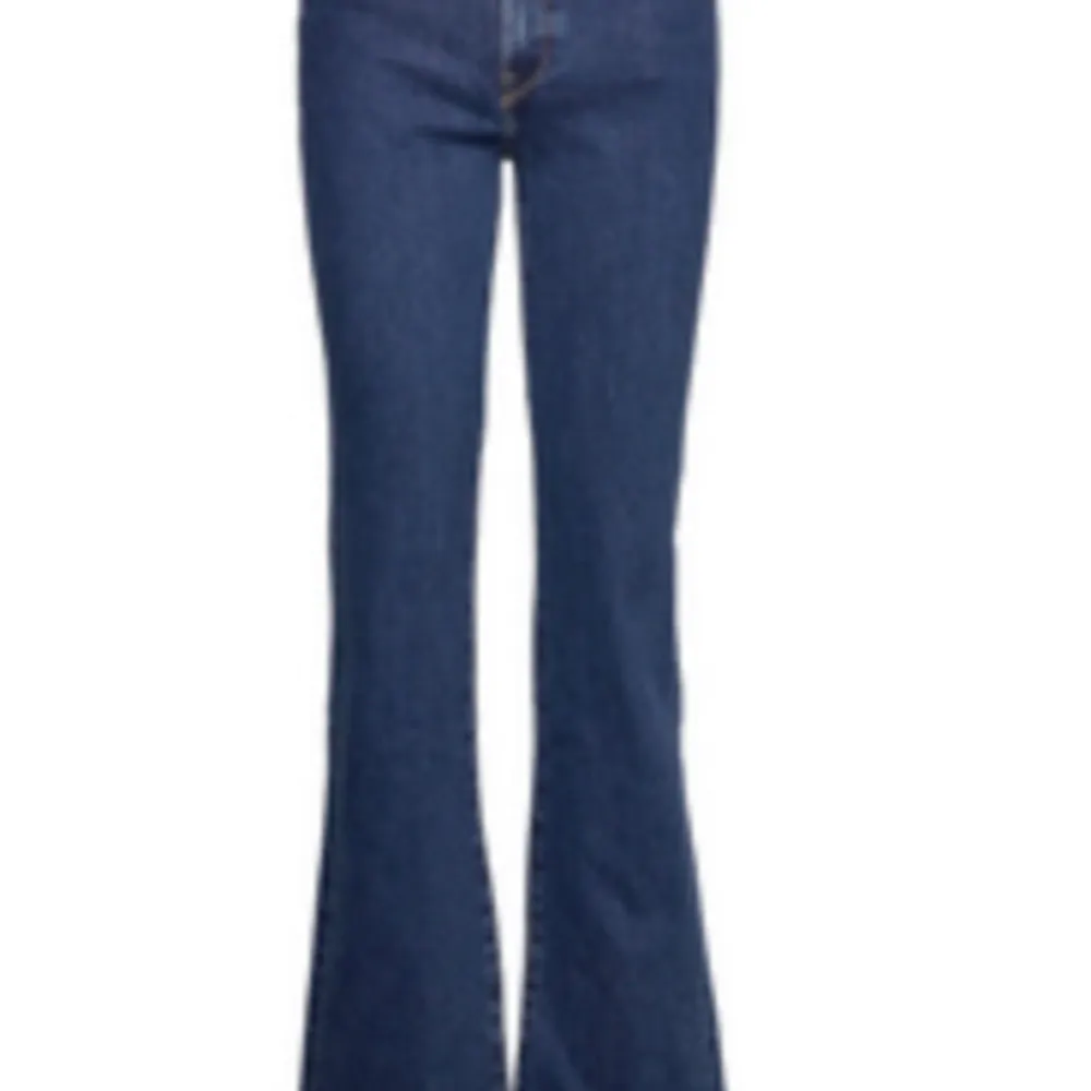 Snygga jeans i fint skick utan defekter!! De är mörklblå, storlek 40 men är lite små så skulle säga 38.. Jeans & Byxor.