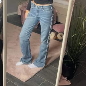 Så sjukt snygga jeans som tyvärr var lite stora för mig.  Innerbenslängd: 80cm Midjemått: 38 cm tvärsöver  Jag är 170 för referens 💗 Byten är intressant!! 