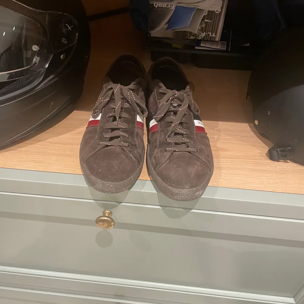 Ett par moncler skor som köptes från en annan ägare för cirka 3 månader sedan. Riktigt snygga och i storlek 43 Hör av er vid intresse eller om ni har frågor. Skor.