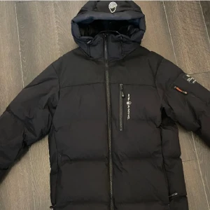 Sail Racing  - Sail Racing jacka storlek S men passar bra på M också. Dragkedjan har byts för den gick sönder och snöre på ena snörestopp har gott av. Annars är jackan perfect! Priset kan diskuteras 