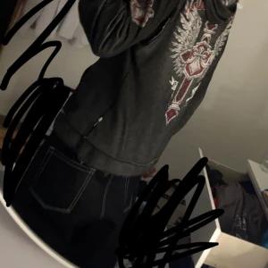 Affliction Hoodie -  Intressekoll på min skit feta affliction reversible zip. Fortfarande som ny😍😍 Strlk XL. Man kan alltså vika den ut och in så är det annat ”tryck”. 