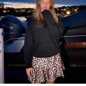Säljer denna jätte söta leopard kjol som tyvärr inte kommer till användning. Endast använd några få gånger, ser ut som ny skick. Skriv för fler bilder 🫶🏻