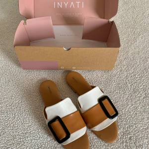 Inyati platta bruna sandaler - Otroligt snygga och bekväma sandaler från märket Inyaki. Använda i endast några timmar. I nyskick, utan anmärkningar. Ordinariepris 65 EUR.