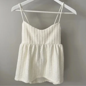 Linne - Söt topp med smala axelband från Gina Tricot, i mycket fint skick🤍