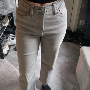 Levi’s Jeans  - Jag säljer mina fina och knappt använda Levi’s Ribcage Straight Ankle i storlek W26/L27. Jag är 165cm. 