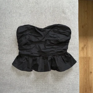 Strapless topp - Köpt inför nyårsafton men blev bara använd 1-2 timmar. Säljer då den inte riktigt passar den med större bröst. Annars i nyskick, har legat i garderoben sedan nyår.
