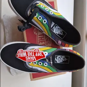 Helt nya färgglada Vans Authentic i storlek 36,6 Kommer i orginallåda. Äkta såklart! Köpta i Sverige.  