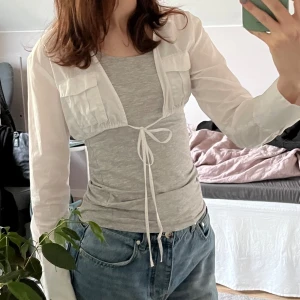 Vit skjorta - En croppad skjorta med snören man knyter, endast använd ca 3 ggr. Nyskick. 🤍