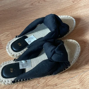 Sandaler  - Nya oanvända sandaler från H&m. Storlek 41. Bra skick.  Köpare står för frakt. 