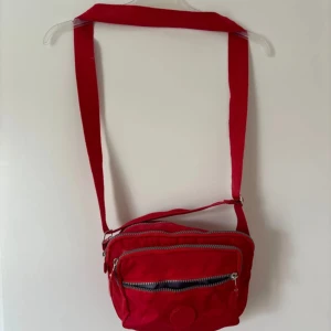 röd cool väska - köpt på second hand för några år sedan men jag har knappt använt den !! sjukt cool 💫 skriv gör frågor eller fler bilder 