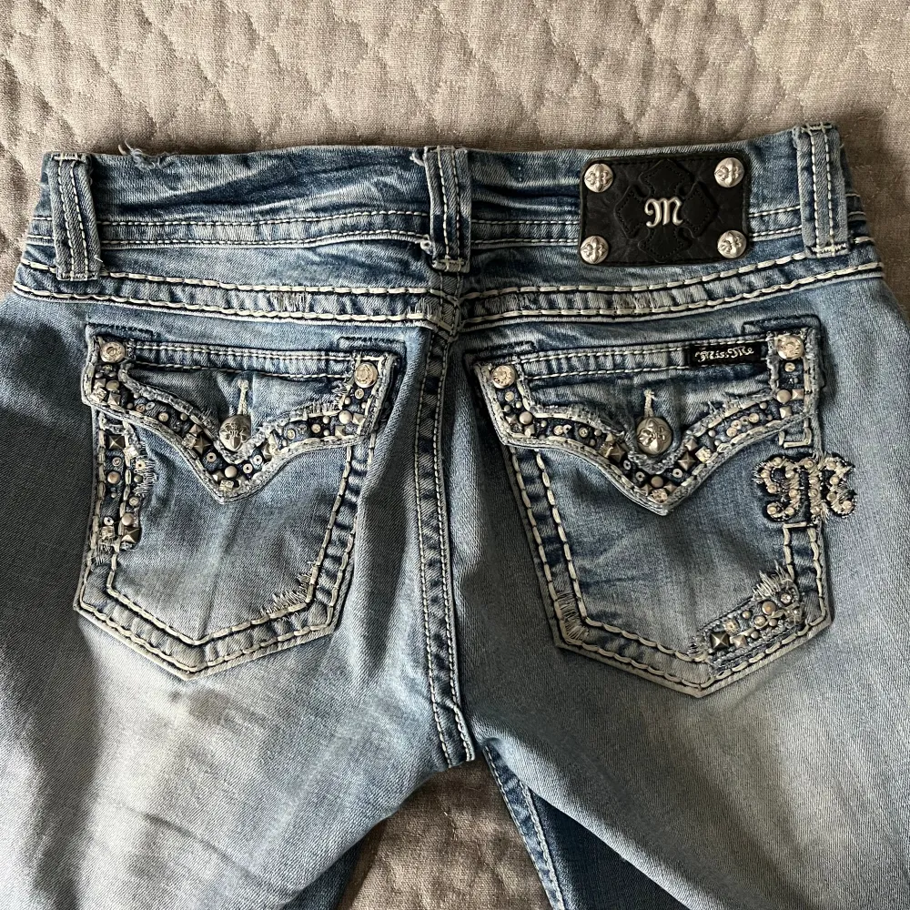 Säljer mina miss me jeans då jag knappt använder de, inte riktigt min stil🌸 midjemåttet är 80cm runt om och 40 cm rakt över, innerbenslängden är 82 cm om jag inte mätt fel🌸😚. Jeans & Byxor.