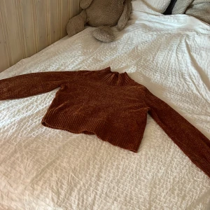 Långärmad tröja brun/brons  - Tröja i bra skick och mjuk. Fin höstfärg. 