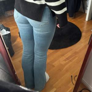 Snygga low waist Bootcut jeans, storlek M men kan även passa någon med S 🩷fint skick, Skriv vid frågor 🩷
