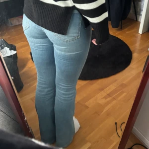 Lågmidjade jeans  - Lågmidjade Bootcut jeans, storlek M men kan även passa någon med S 🩷fint skick