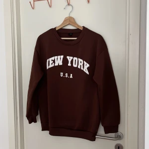 Brun sweatshirt  - Väldigt skönt och söt sweatshirt💗, har använt den lite men inte alls mycket💗