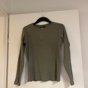 Tröja  - Ganska så använd. Har ett litet hål som går att lösa snabbt. Blir ett billigt pris! 